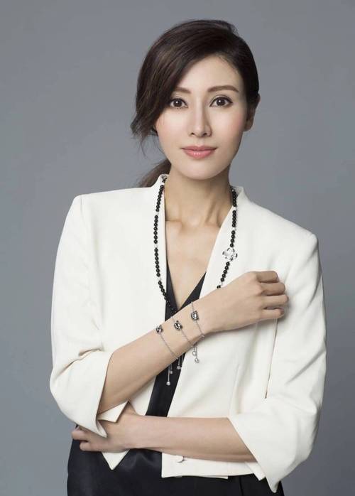  李嘉欣