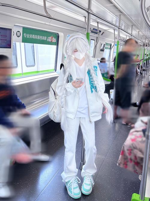白色入镜