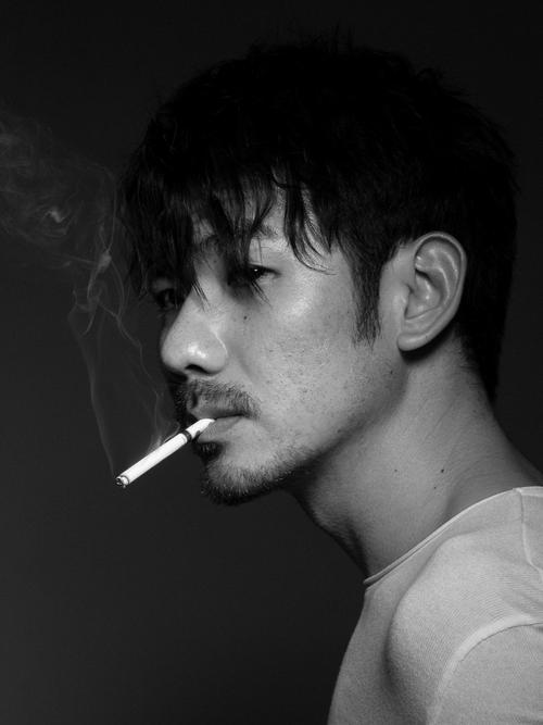  男性抽烟