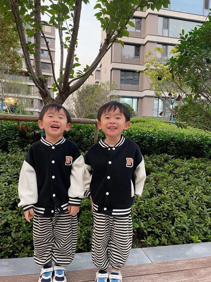  双胞胎男孩