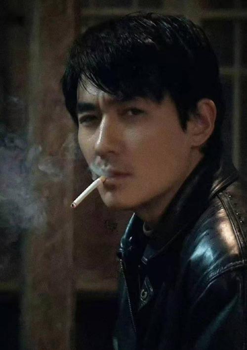  男方抽烟